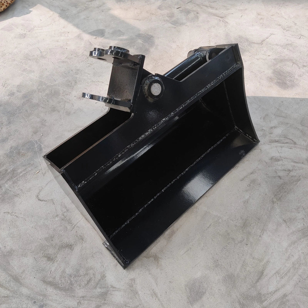 TYPHON Attachments 600mm Tilting Bucket Attachment for TYPHON Machinery Machine